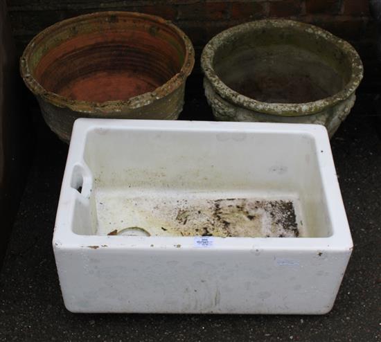 Small Belfast sink and pots(-)